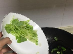 加入芹菜段爆炒2-3分钟