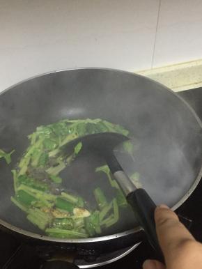 加入少量的水，待芹菜变软后，加入料酒和少许盐，翻炒1-2分钟