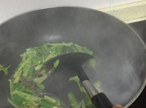 加入少量的水，待芹菜变软后，加入料酒和少许盐，翻炒1-2分钟