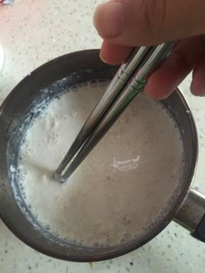 将面粉、鲜奶和糖搅拌均匀