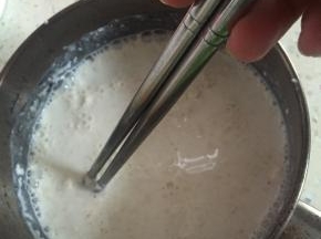 将面粉、鲜奶和糖搅拌均匀