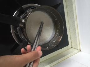 锅子放在燃气灶上预热，然后倒入拌好的鲜奶汁