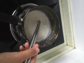 锅子放在燃气灶上预热，然后倒入拌好的鲜奶汁