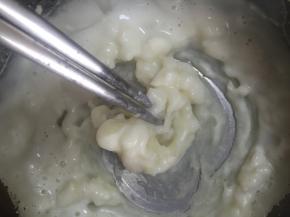 不断搅拌，防止粘锅，直至糊状