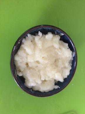 盛到碗中，放入冰箱冷冻半个小时，拿出