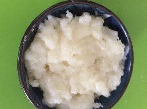 盛到碗中，放入冰箱冷冻半个小时，拿出