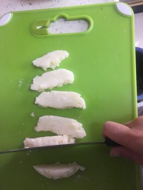 将冻好的块切成自己喜欢的大小