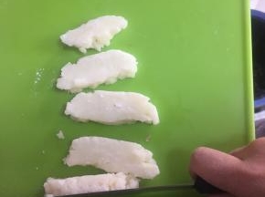 将冻好的块切成自己喜欢的大小