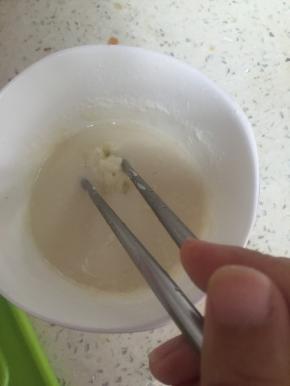 用面粉兑水，调成稀糊，将原味鲜奶块放入其中，沾满全身