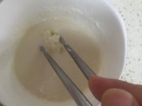 用面粉兑水，调成稀糊，将原味鲜奶块放入其中，沾满全身