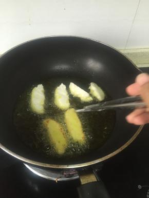 在锅中加入较多的油，油加热到滚烫，放入原味鲜奶块炸