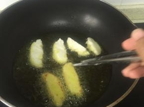 在锅中加入较多的油，油加热到滚烫，放入原味鲜奶块炸