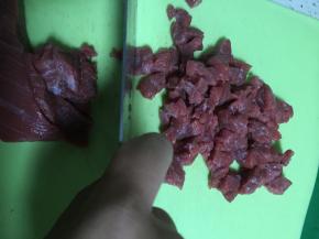 准备牛肉，洗干净，切丁