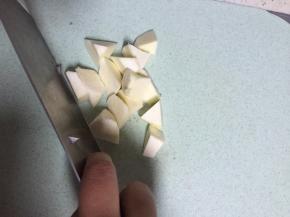 将茭白洗干净，切丁