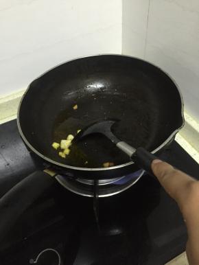 锅里倒入橄榄油，加热，放入葱姜蒜爆香