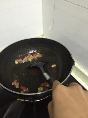 倒入牛肉丁，翻炒2-3分钟，至变色，加入少许盐