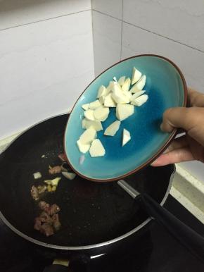 加入茭白翻炒2-3分钟，至变软