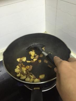 待变软后，加入料酒和少许盐，不断翻炒1-2分钟