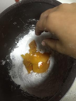 锅内加入糯米粉，将南瓜泥加入，揉匀，不需要加水，南瓜里面的水分充足，加水容易很稀