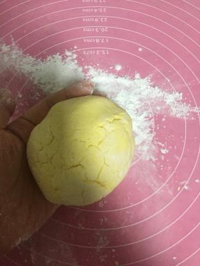将面团再次揉匀，用手挤成圆球