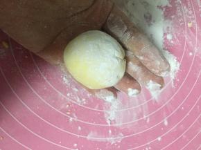 放在手心揉，揉圆