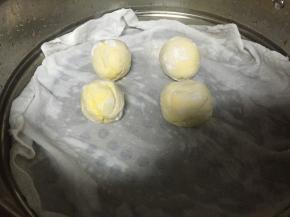 锅子里加一些水，烧热，将包好的团子放在笼屉上蒸熟，约6-8分钟，