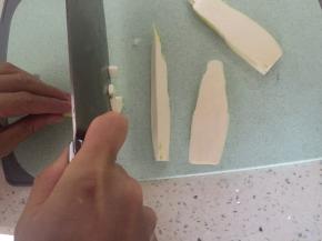 将茭白切丁