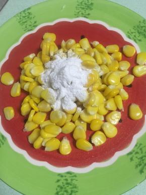 在玉米上加上少许淀粉，一点水