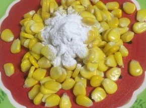 在玉米上加上少许淀粉，一点水