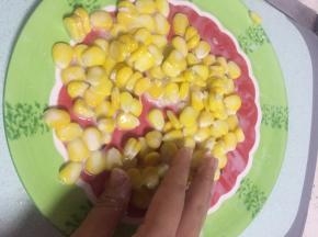 拌匀，使每粒玉米上都沾有淀粉