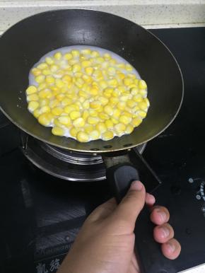 把锅预热，加入少量橄榄油，刷均匀，倒入拌好的玉米