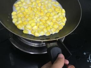 把锅预热，加入少量橄榄油，刷均匀，倒入拌好的玉米