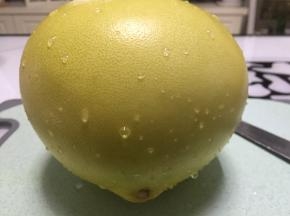 用盐搓洗柚子表皮