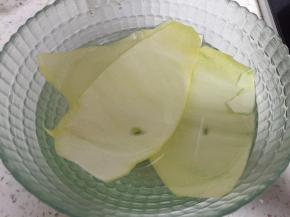 剥好的柚子皮，泡入淡盐水中半个小时