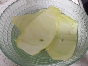 剥好的柚子皮，泡入淡盐水中半个小时