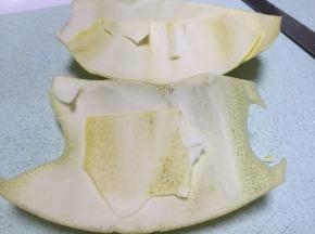 将柚子皮拨开，去除里面的白瓤