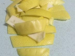 将柚子皮切片