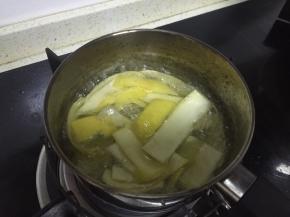 两天后，拿出腌制好的柚子皮，在锅里加入水，大火煮沸，和冰糖一起放入水中熬制