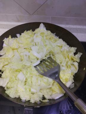 热锅放油,加入葱姜蒜爆香,放入切好的白菜，加入盐,方便炒出水