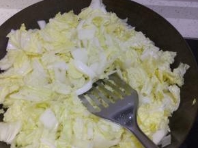 热锅放油,加入葱姜蒜爆香,放入切好的白菜，加入盐,方便炒出水