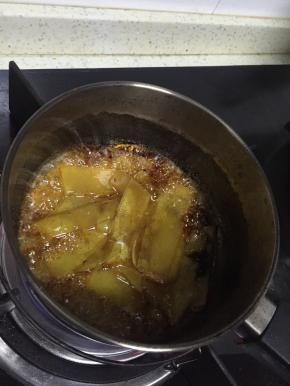 水分差不多收干的时候，颜色也有了明显的变化，关好火