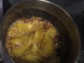 水分差不多收干的时候，颜色也有了明显的变化，关好火