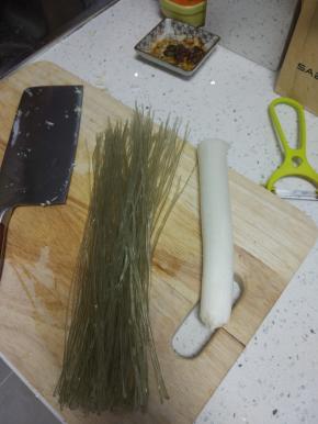 粉条适量洗净,用热水泡软,带锅内白菜超出水分之后加入粉条,一次放油酱油,醋进行调味