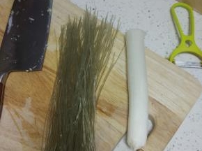 粉条适量洗净,用热水泡软,带锅内白菜超出水分之后加入粉条,一次放油酱油,醋进行调味