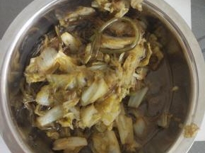 待粉条酱锅内的水分吸收的差不多,变软之后就可以出锅啦