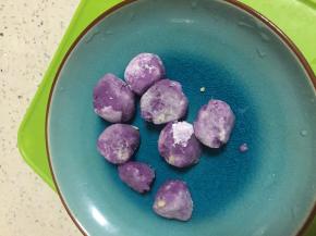 从冰箱里拿出冷冻的紫薯、南瓜芋圆