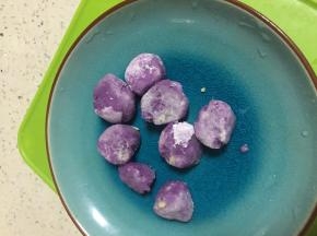 从冰箱里拿出冷冻的紫薯、南瓜芋圆