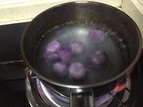 锅内加入少许水，煮沸，将芋圆置于水中，煮5分钟