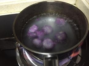 锅内加入少许水，煮沸，将芋圆置于水中，煮5分钟