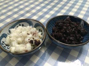 将薏米煮熟，红豆煮烂，加入白砂糖